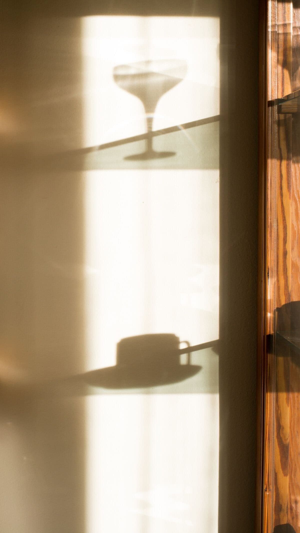 Ombres de vaisselle projetées sur un mur dans une lumière douce